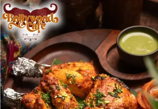Bollywood Cafe — tandoorida pishirilgan go'sht va yashil chatni yog'och laganda
